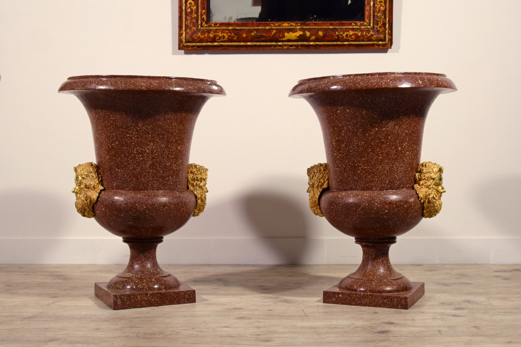 Coppia di vasi in bronzo laccati a finto porfido con applicazioni in bronzo cesellato e dorato, Roma, fine XIX secolo – primi XX secolo, stile Neoclassico